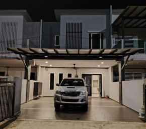 dotMy Homestay Kluang 15 pax - NETFLIX - WiFi - Autogate - 4 Rooms - 4 Bathrooms